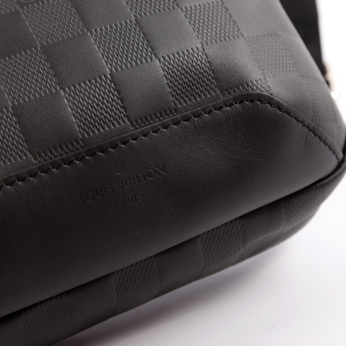 Avenue Sling Bag Infini Leather Black