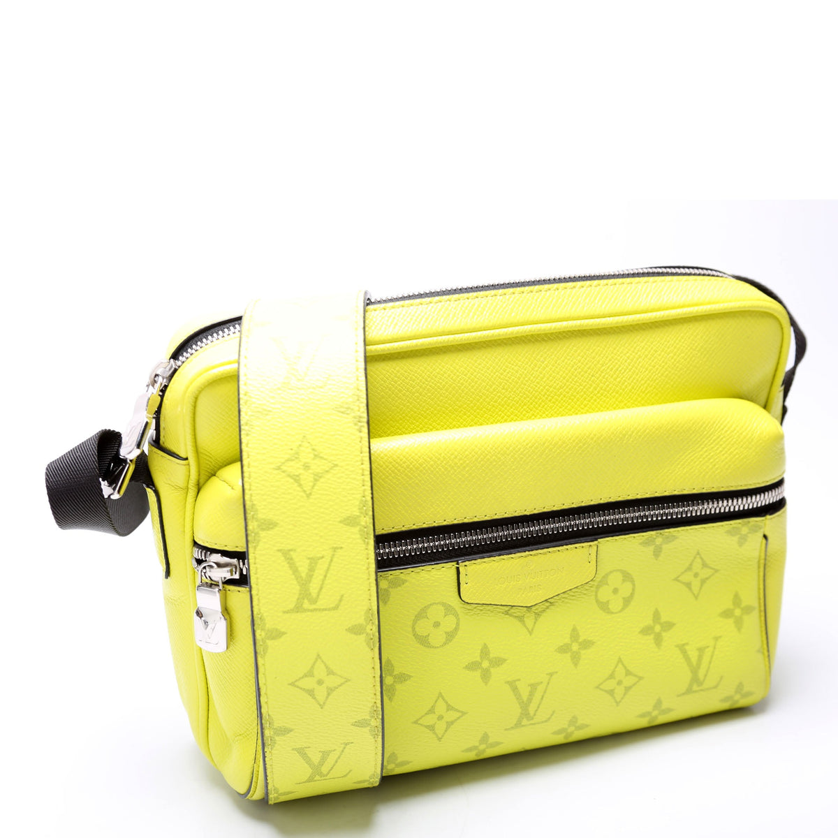 Louis-Vuitton Outdoor Messenger Tiagarama