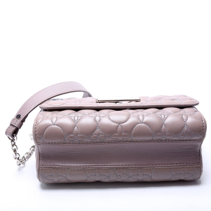 Louis-Vuitton Twist MM Malletage Flower Lambskin Taupe