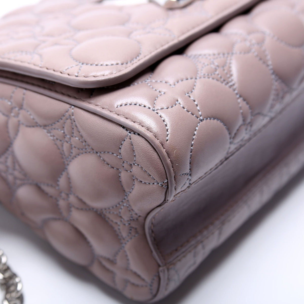 Louis-Vuitton Twist MM Malletage Flower Lambskin Taupe