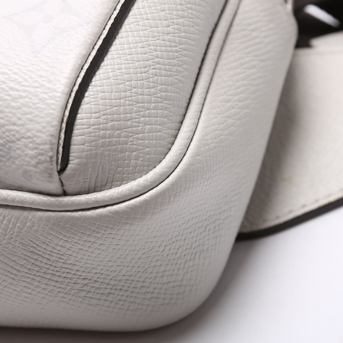 Louis-Vuitton Outdoor Bumbag Taiga/Monogram White