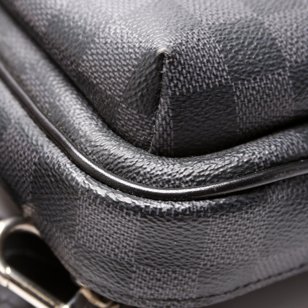 Louis-Vuitton Avenue Sling NM Damier Graphite