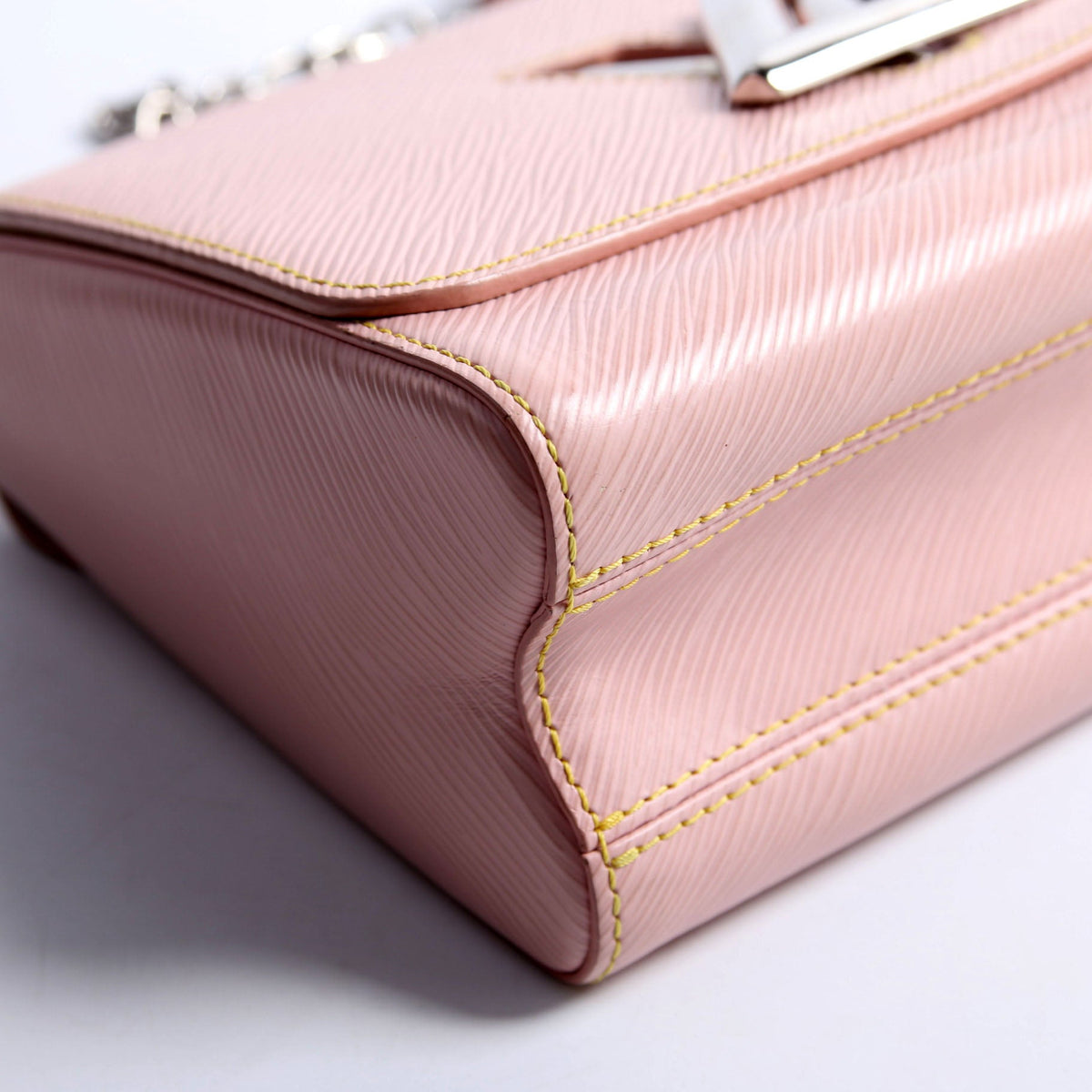 Louis-Vuitton Twist MM Epi Pink