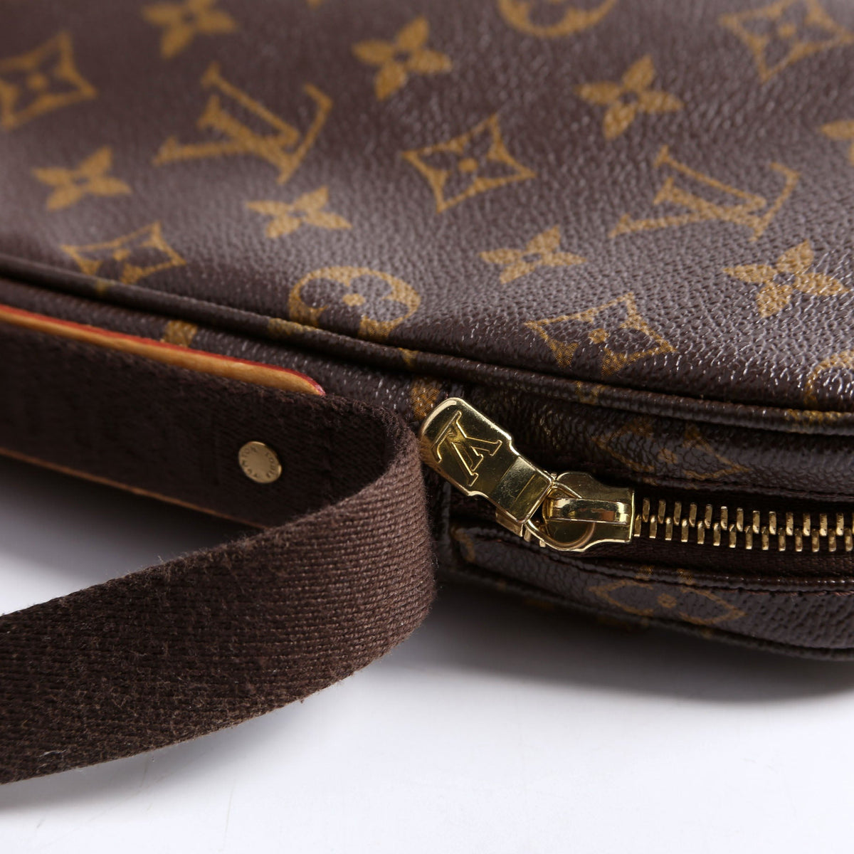 Louis-Vuitton Trotteur Beaubourg Monogram