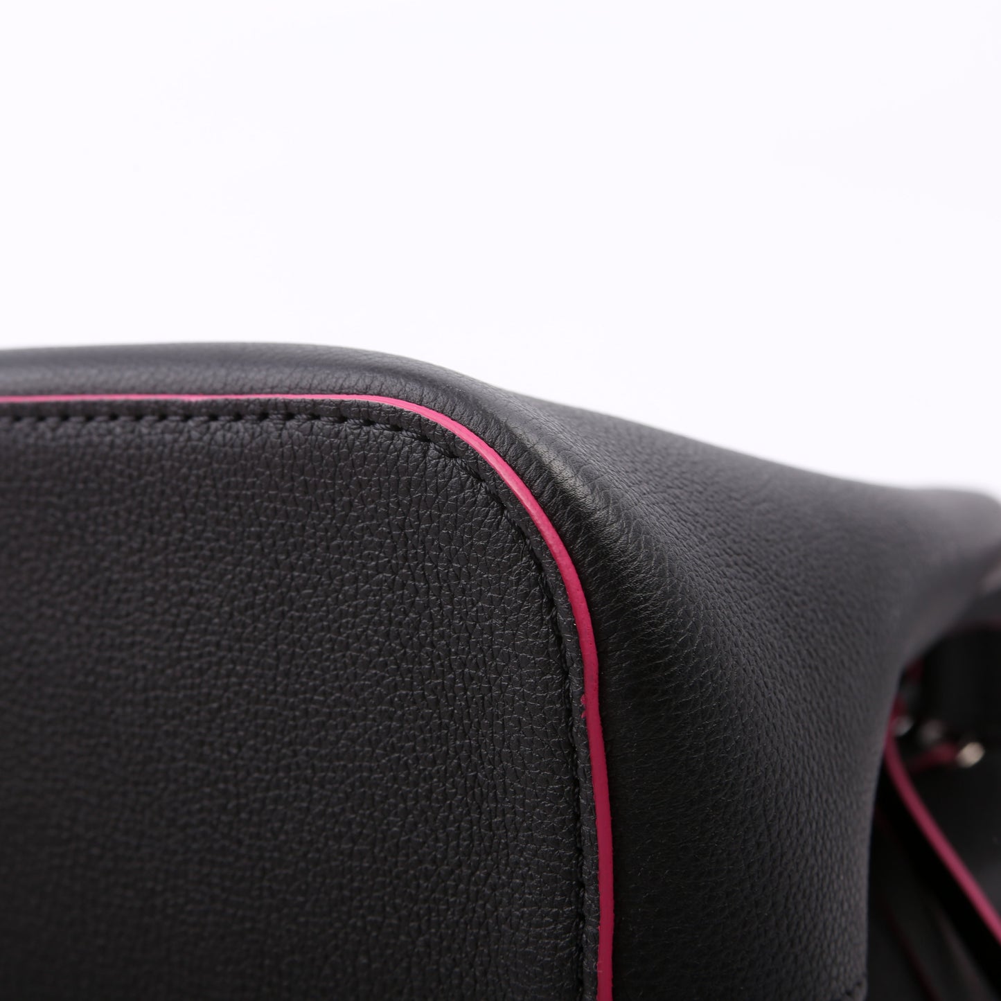 Louis-Vuitton Lockme Bucket Bag Black/Pink