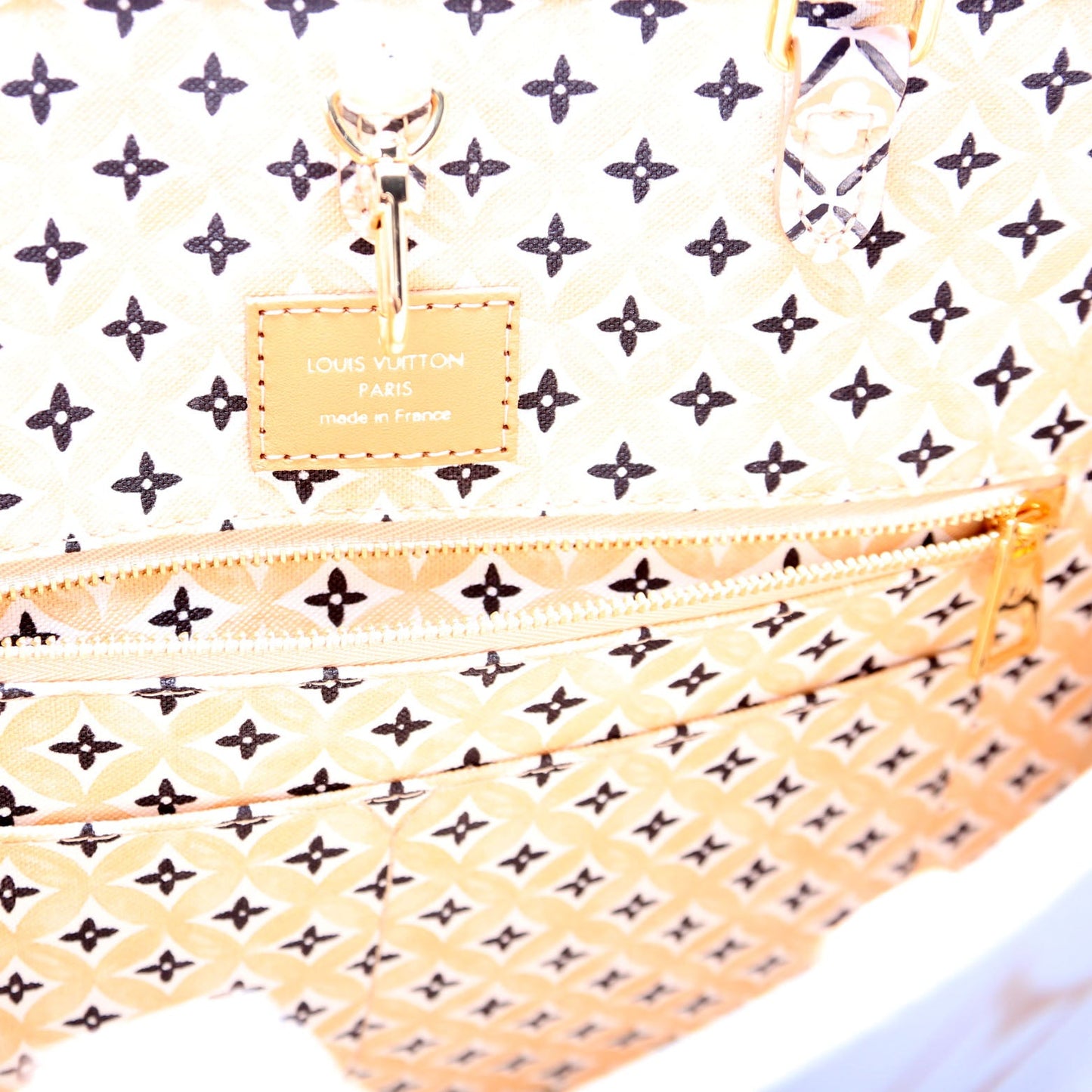 Louis-Vuitton Onthego MM By The Pool . Monogram Multicolor