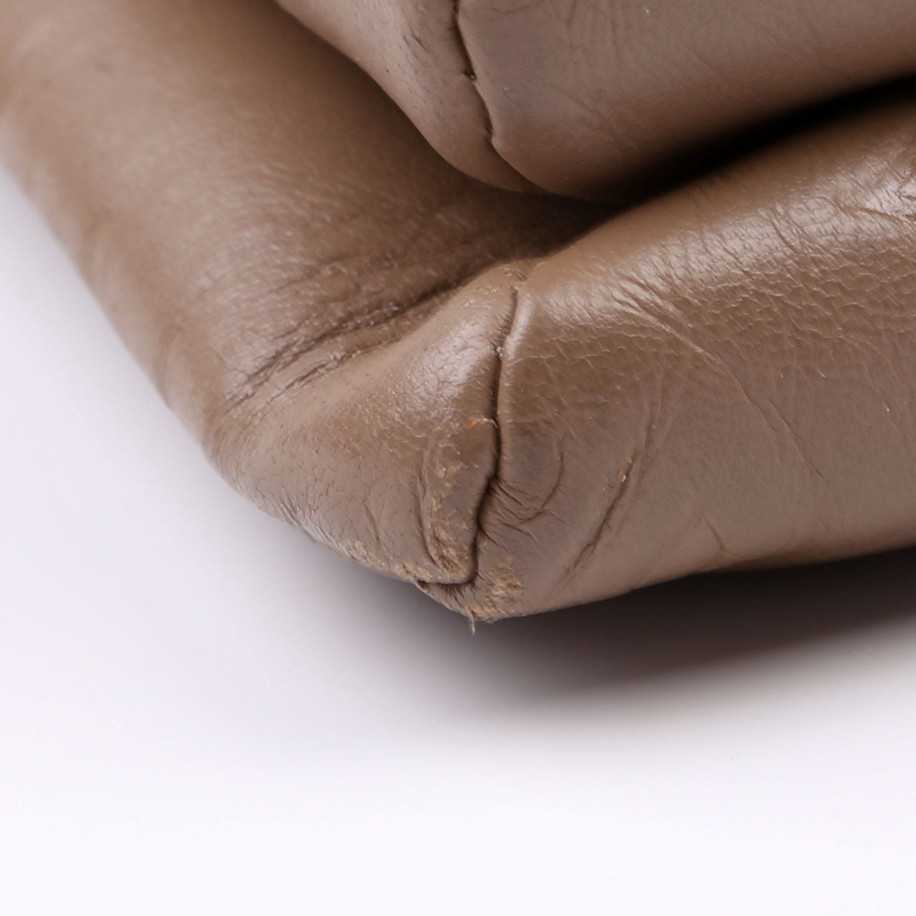 Louis-Vuitton Coussin MM Lambskin Taupe