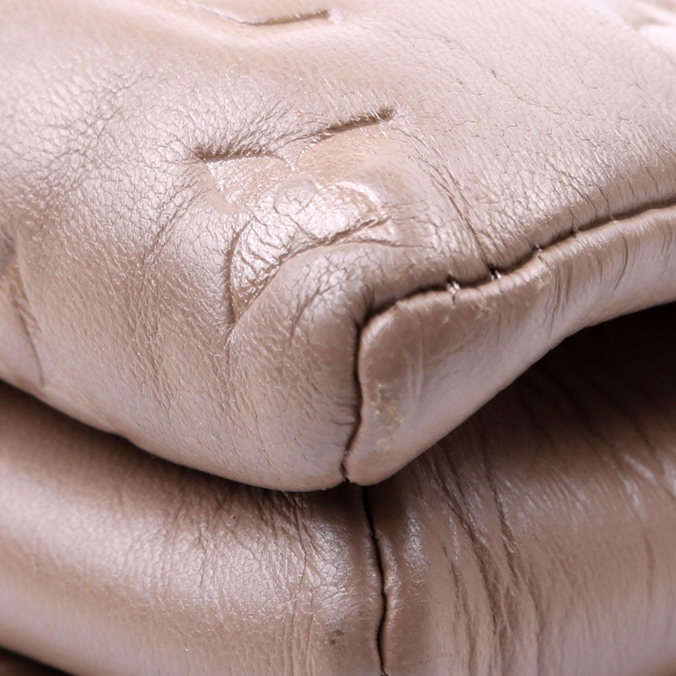 Louis-Vuitton Coussin MM Lambskin Taupe