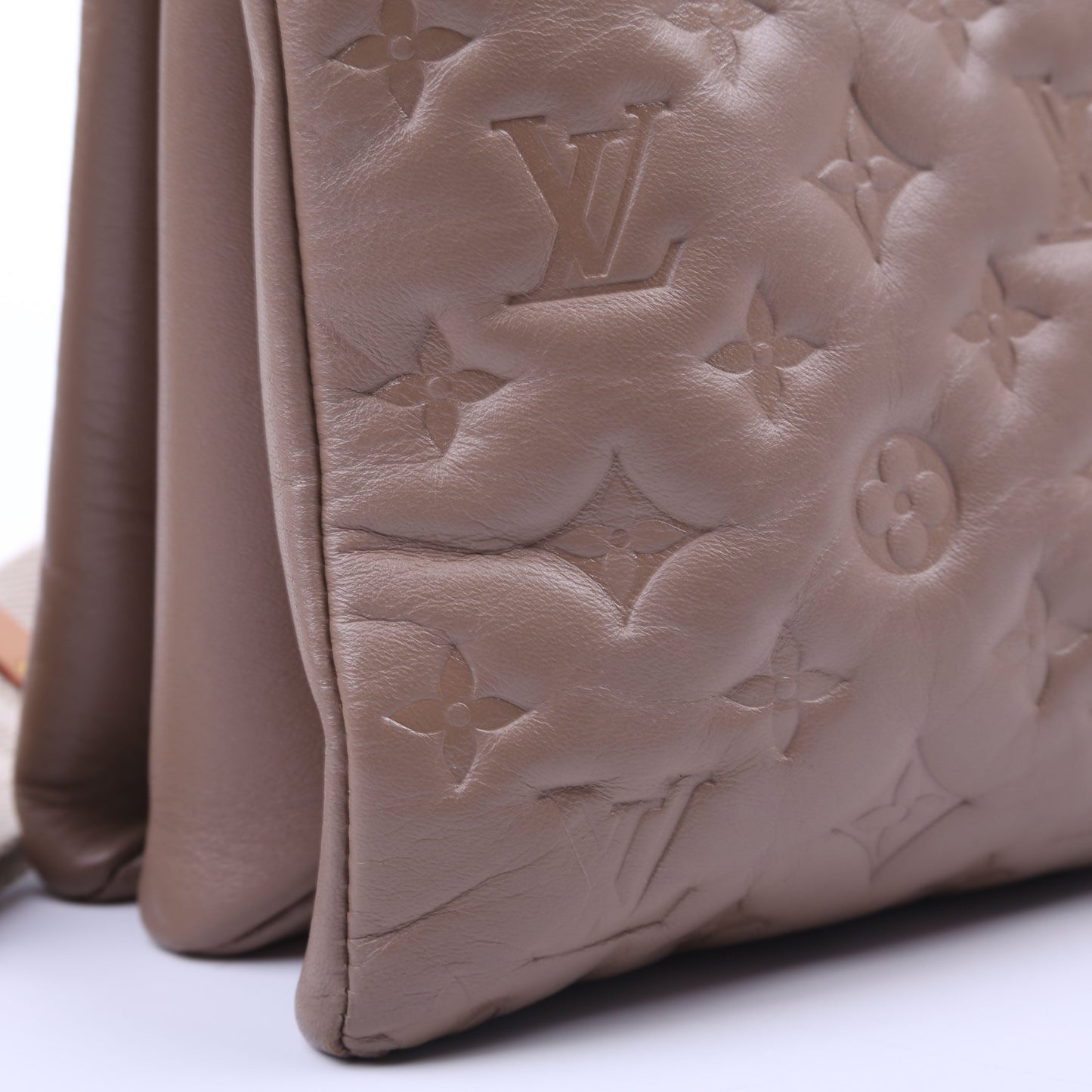 Louis-Vuitton Coussin MM Lambskin Taupe