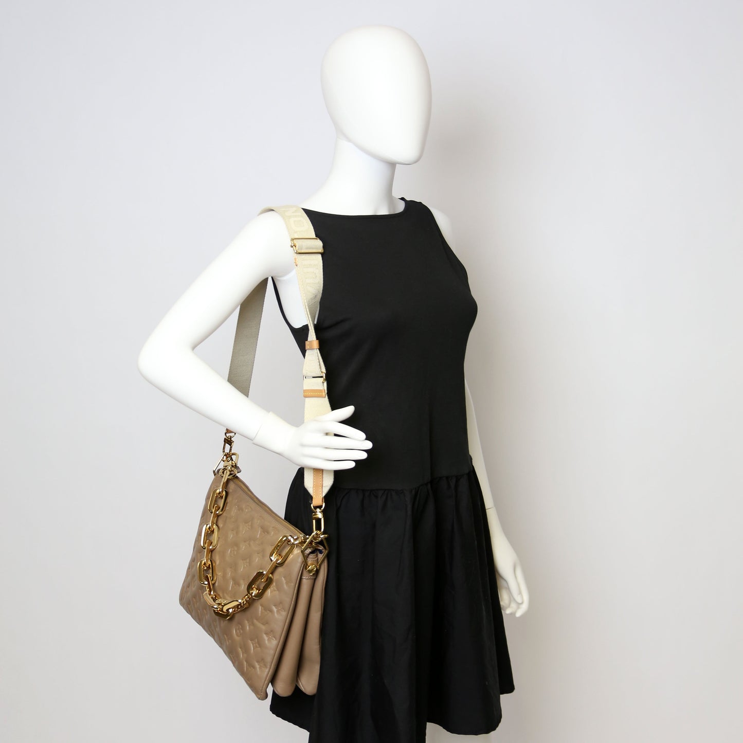 Louis-Vuitton Coussin MM Lambskin Taupe