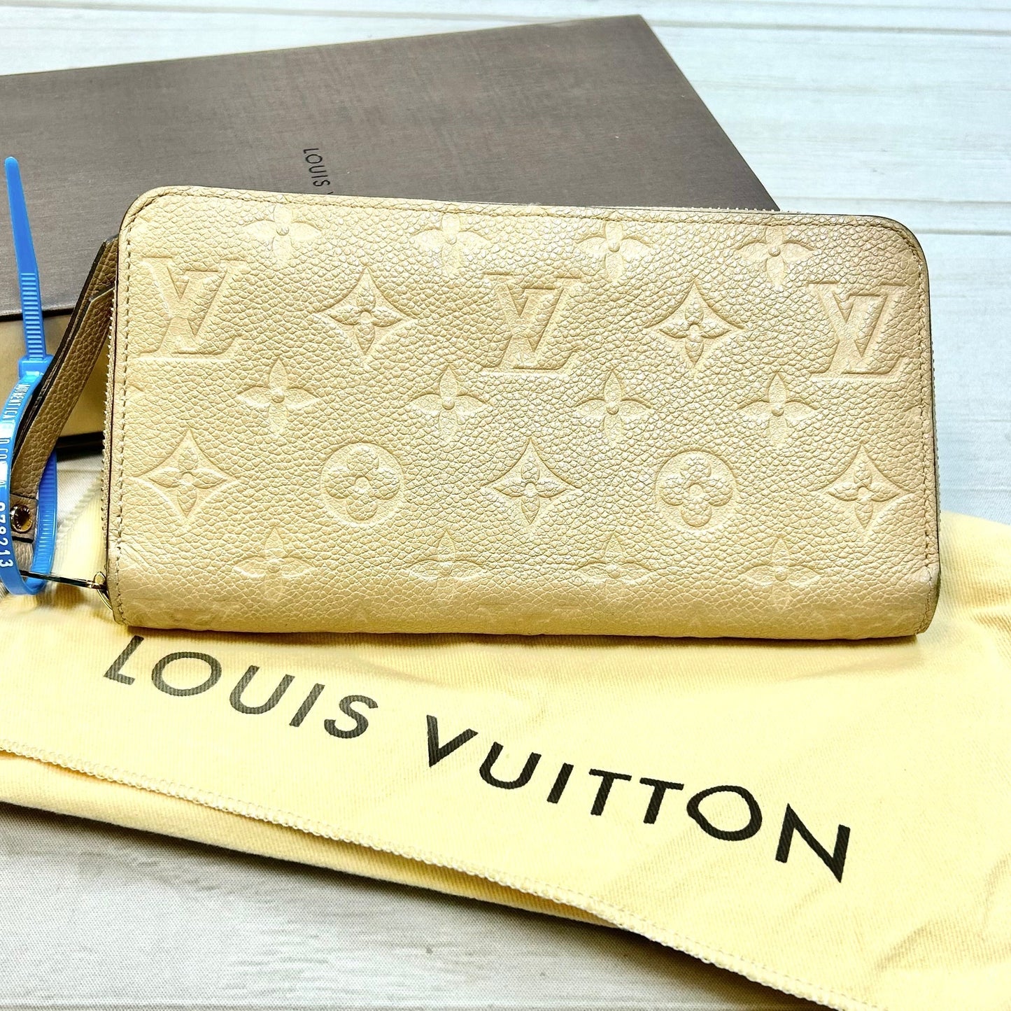 Wallet Luxury Designer By Louis Vuitton  Size: Large