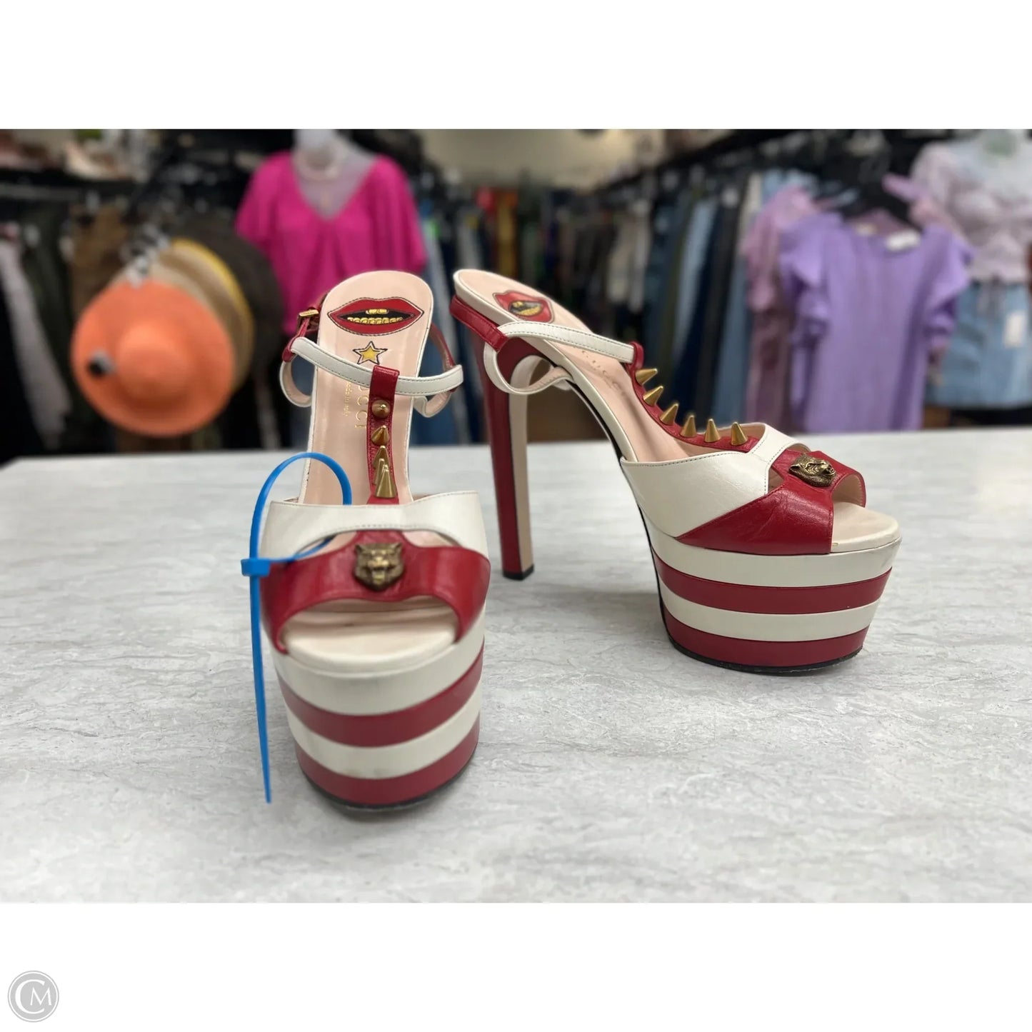 Shoes Luxury Designer By Gucci In Cream & Red, Size: 10