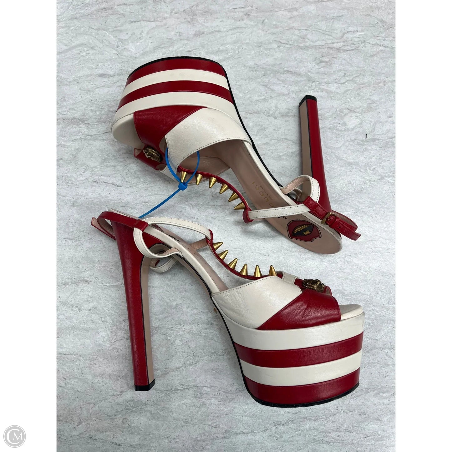 Shoes Luxury Designer By Gucci In Cream & Red, Size: 10