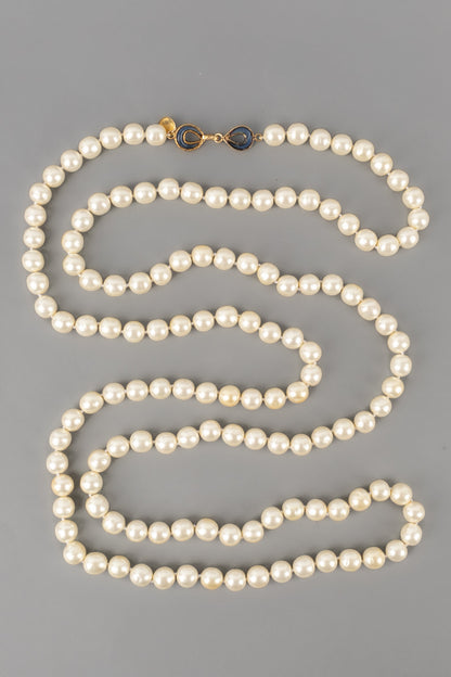 Collier / sautoir de perles nacrées Chanel