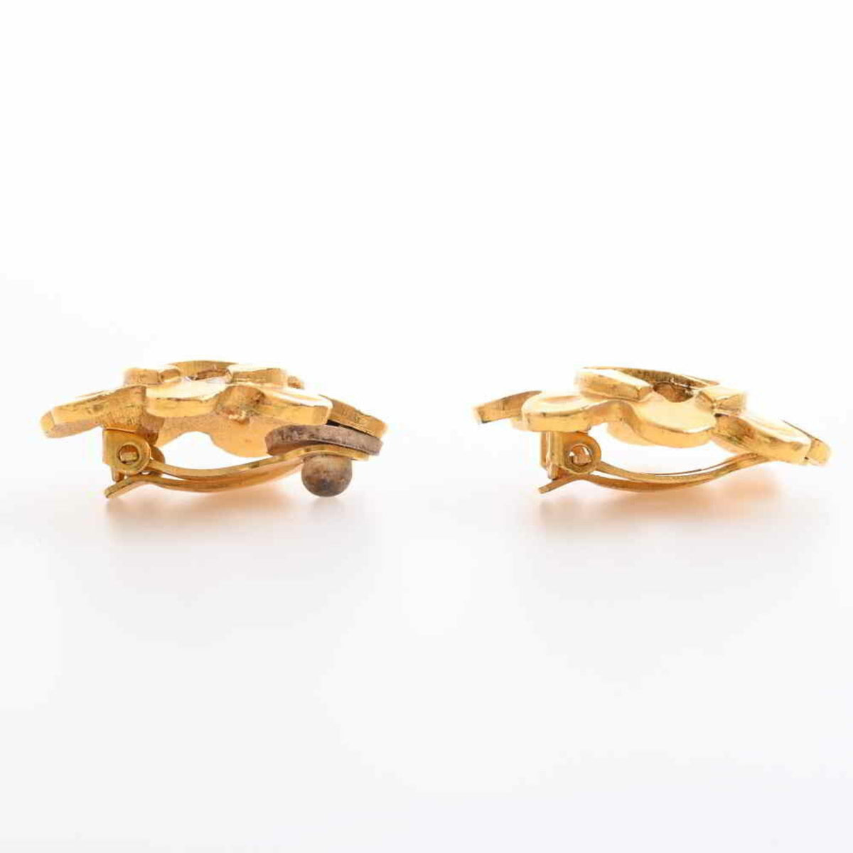 Chanel here mark earrings gold metal
