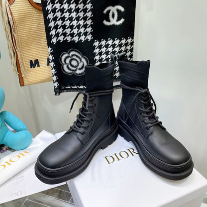 SE696   Size 4-10	Material: Cowhide  Lining: Sheep skin Sole: Rubber