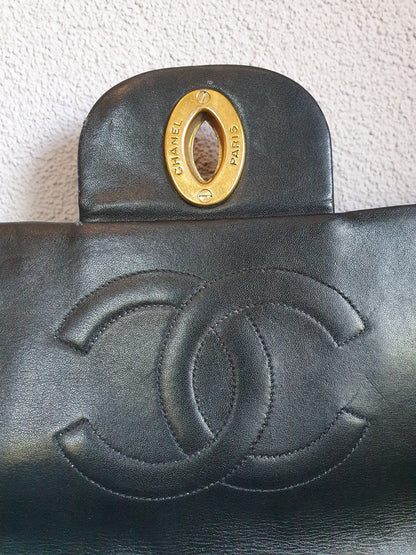 CHANEL  timeless classic jumbo vintage flap Crossbody bag