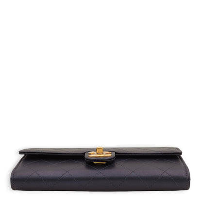 Pearl Quilted Blue Wallet On Chain in Calfskin, Gold hardware