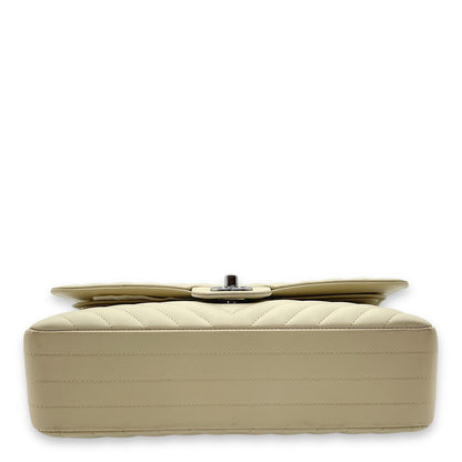 Chevron Classic Double Flap Medium Cream Shoulder Bag in Lambskin, Palladium hardware