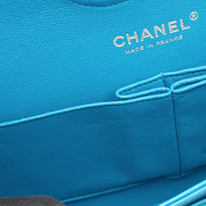 Classic Double Flap Medium Blue Shoulder Bag in Patent Leather, Palladium hardware