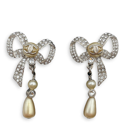 21 CC Ribbon with Dangling Pearls Earrings Costume Jewellery in Silver Hardware