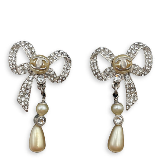 21 CC Ribbon with Dangling Pearls Earrings Costume Jewellery in Silver Hardware