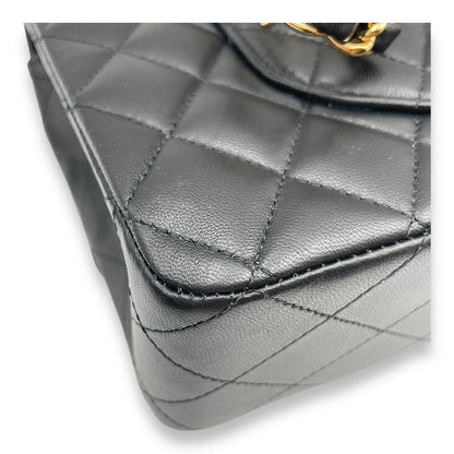 Classic (DF) Medium Black Shoulder Bag in Lambskin, Gold hardware