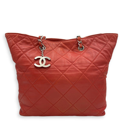Seasonal Quilted Tote 29x27x9.5cm Red Shoulder Bag in Calfskin, Silver hardware