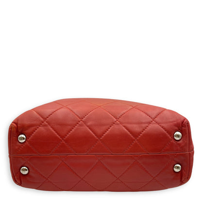 Seasonal Quilted Tote 29x27x9.5cm Red Shoulder Bag in Calfskin, Silver hardware
