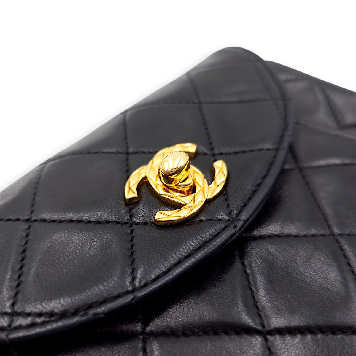 Vintage Flap with Bijoux Chain 17x11x5.5cm Black Crossbody Bag in Lambskin, Gold hardware