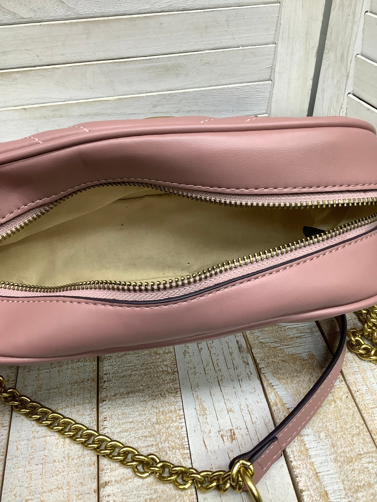 Crossbody Luxury Designer By Gucci  Size: Medium