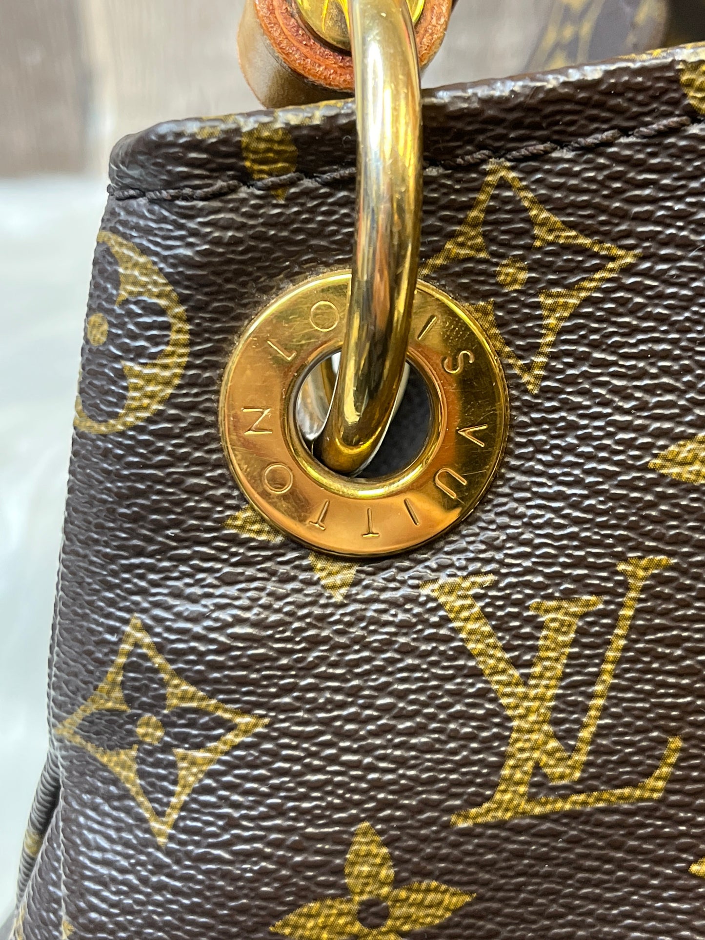 Handbag Luxury Designer By Louis Vuitton  Size: Large