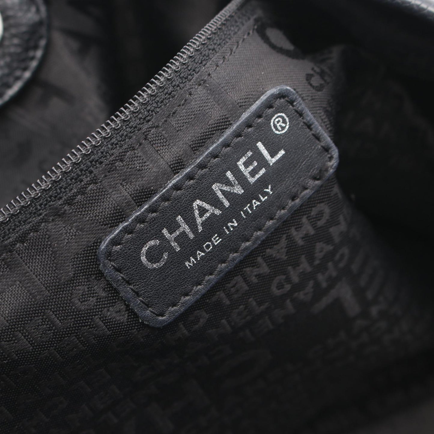 Chanel Caviar Chain Tote Bag  Leather Shoulder Bag in Good condition