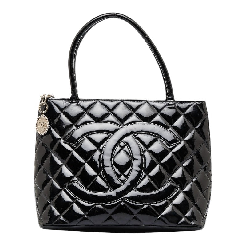 Chanel CC Patent Leather Medallion Tote Leather Tote Bag in Good condition