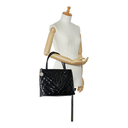 Chanel CC Patent Leather Medallion Tote Leather Tote Bag in Good condition