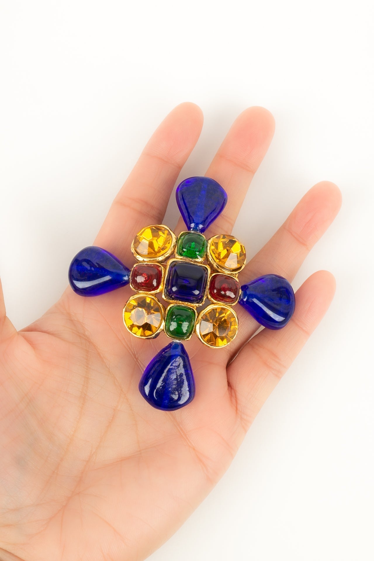 Broche en pâte de verre Chanel