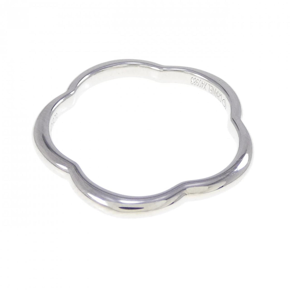 Chanel Camelia 750 White Gold Ring