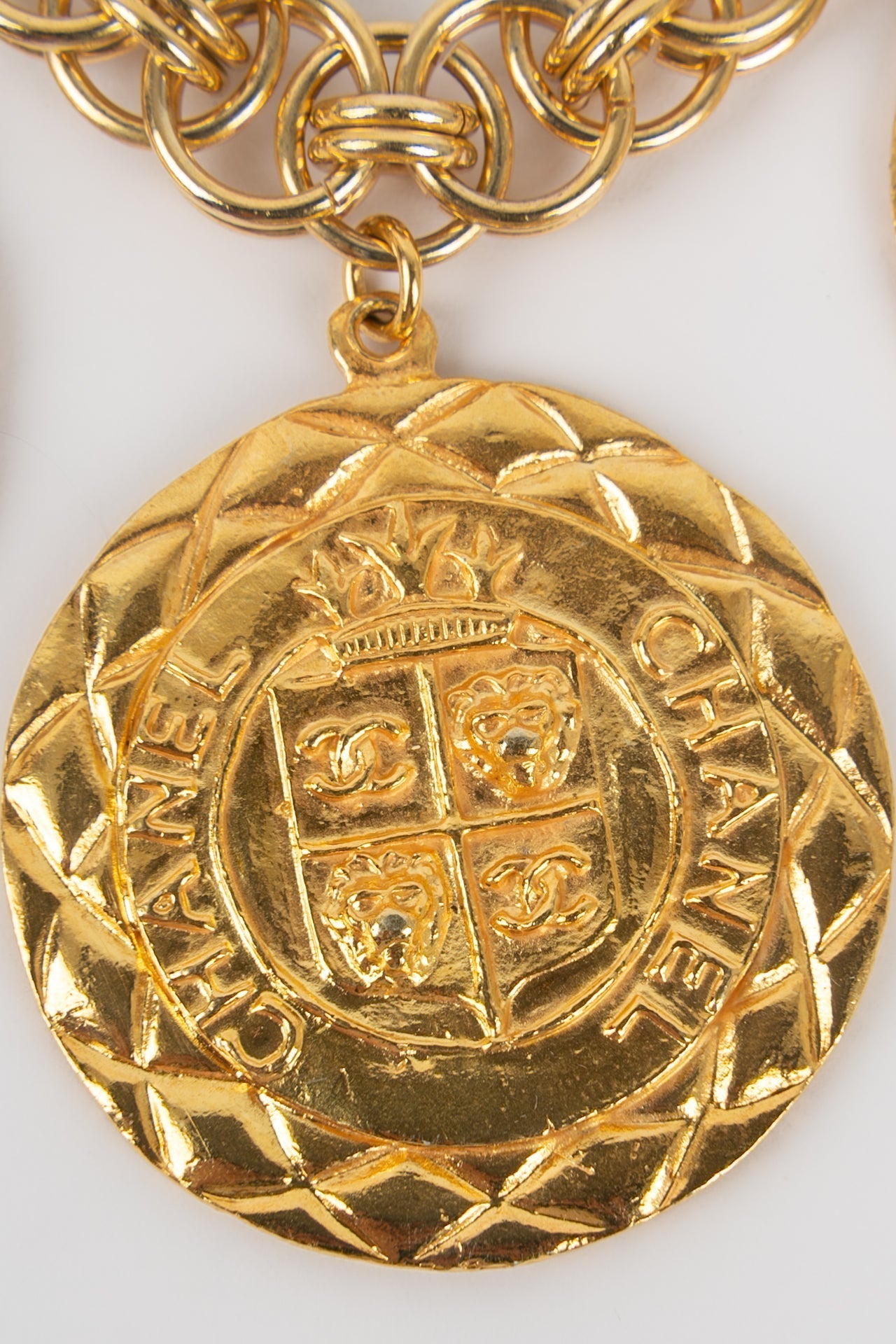 Collier doré Chanel