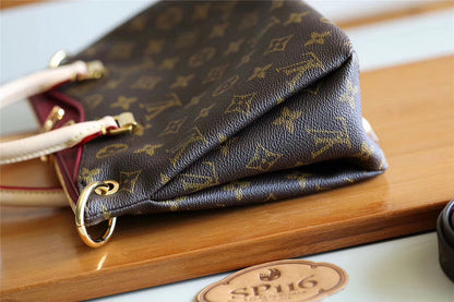 The Franco Shops - Louis Vuittons  - 7844