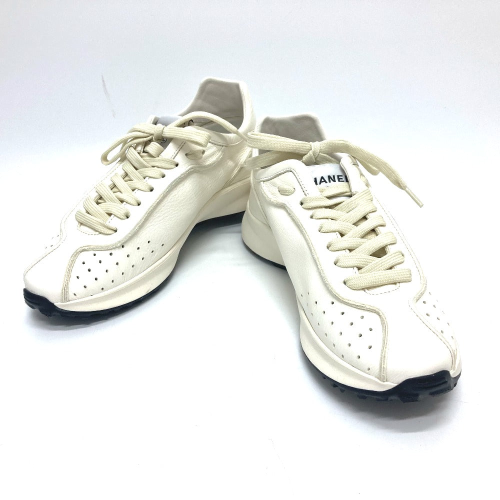 CHANEL sneakers G46252 leather white 25C Cruise Collection Show 38