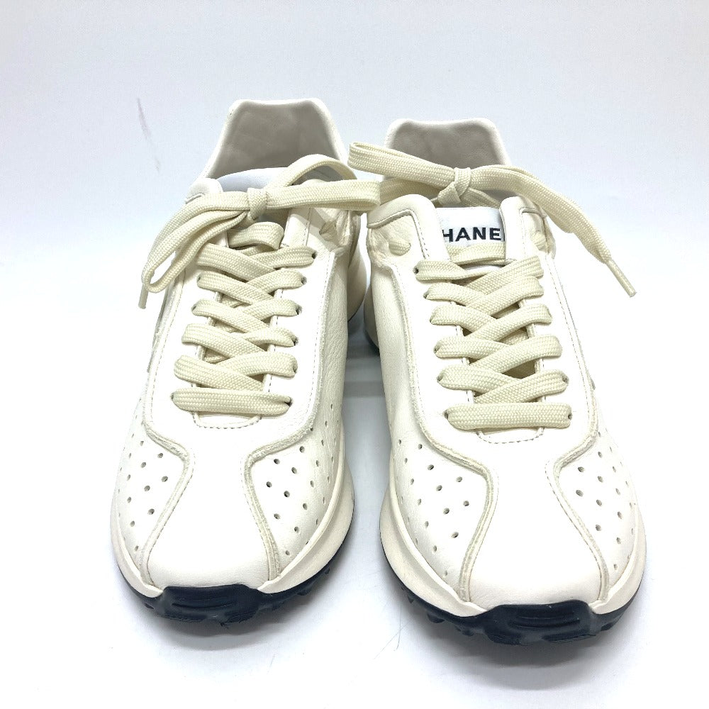 CHANEL sneakers G46252 leather white 25C Cruise Collection Show 38