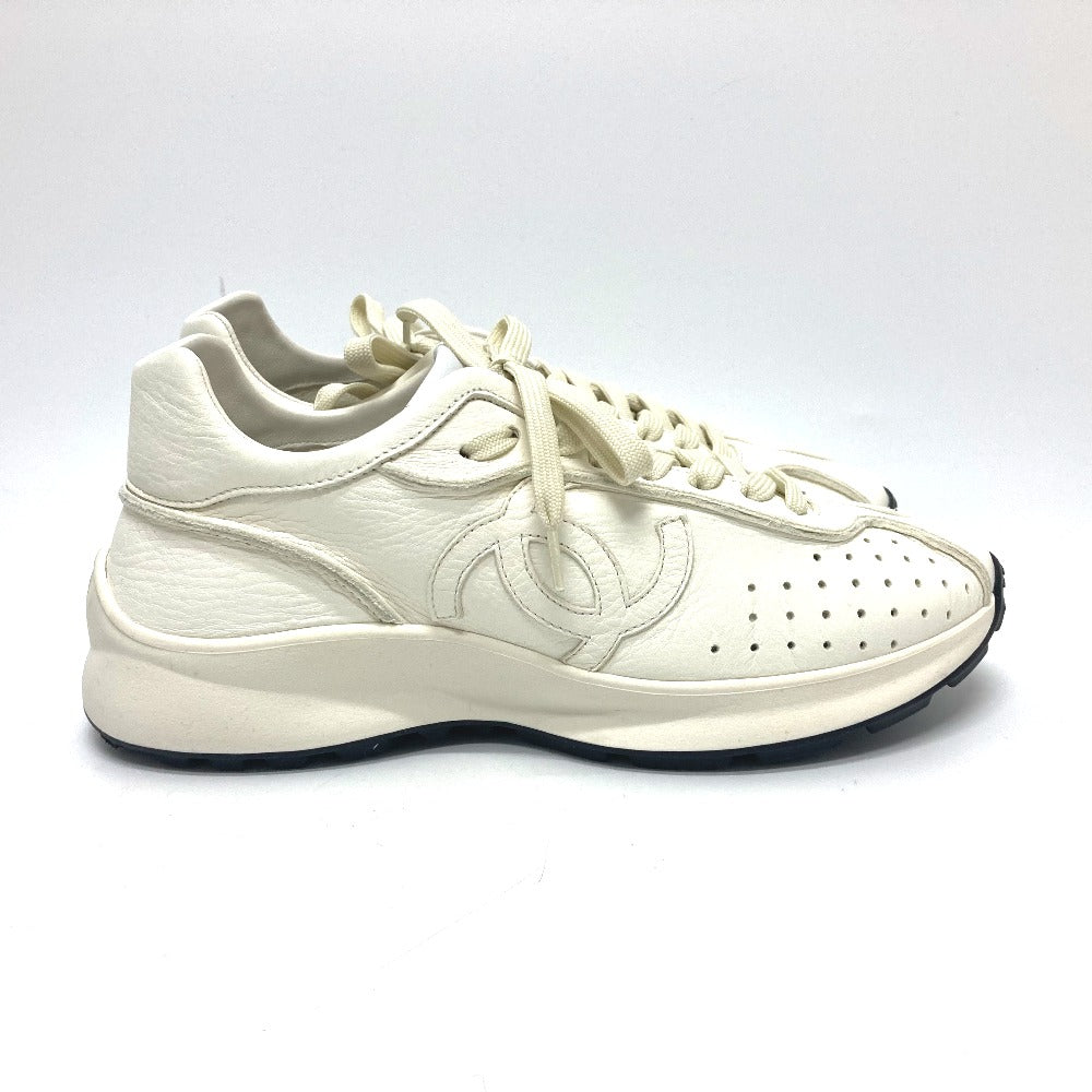 CHANEL sneakers G46252 leather white 25C Cruise Collection Show 38