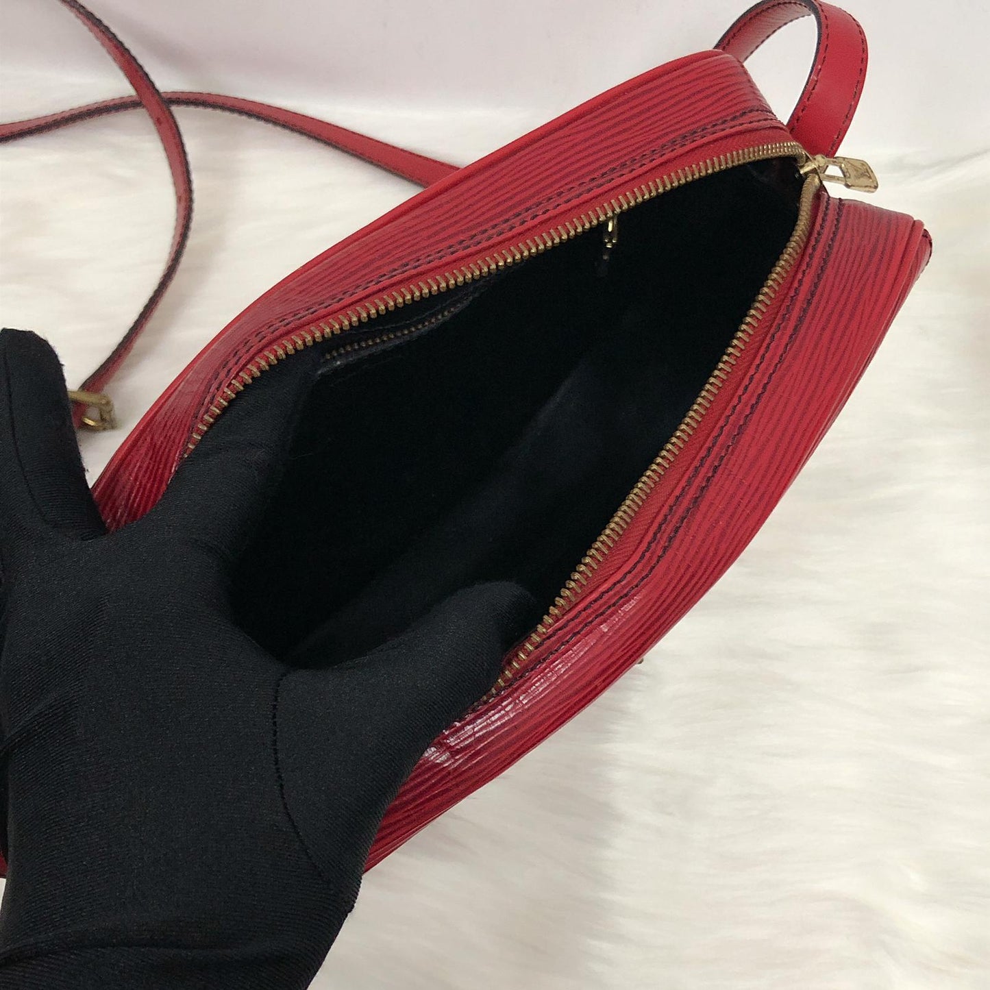Louis-Vuitton Epi Rare Red Jeune Fille MM