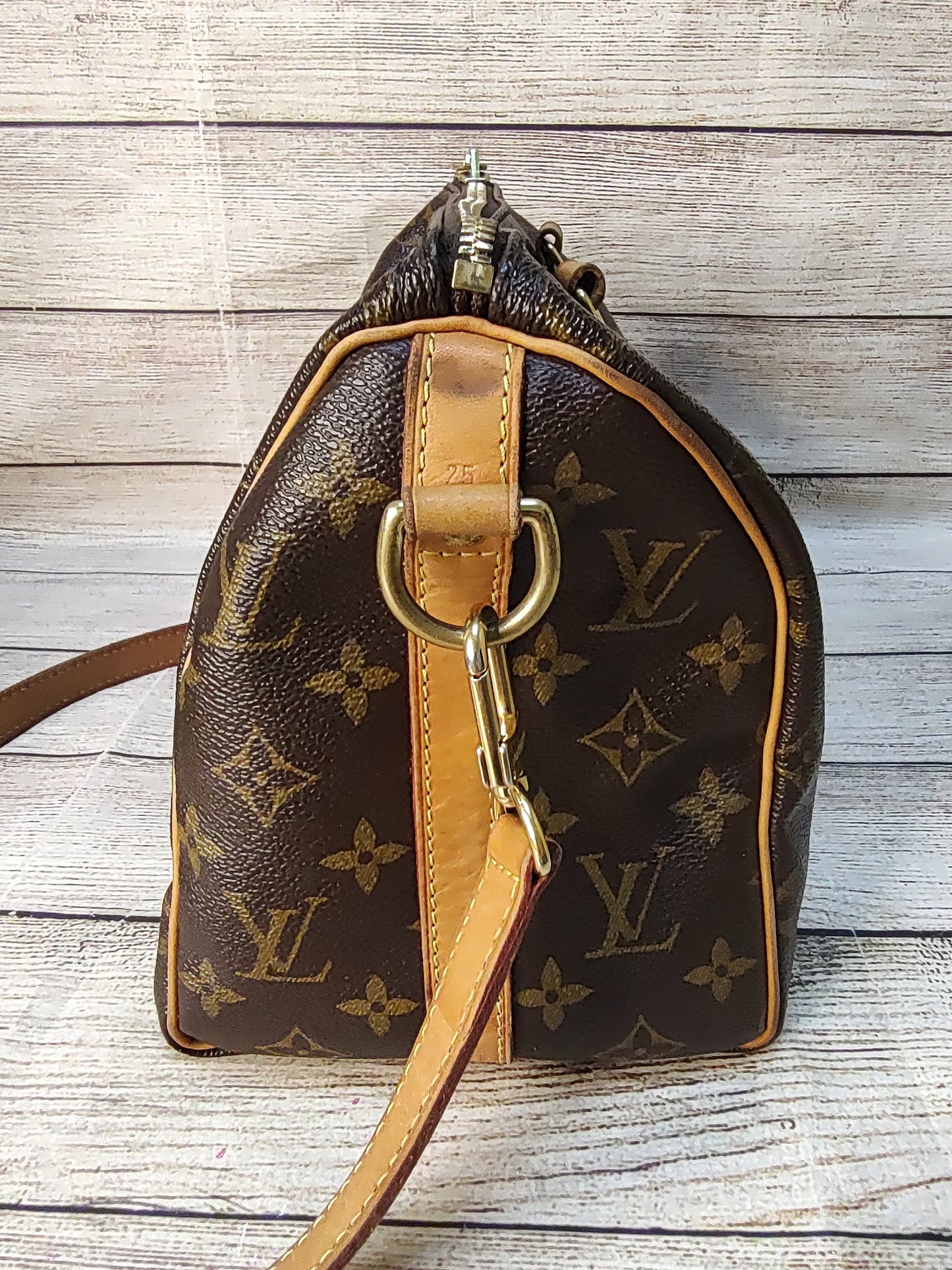 Handbag Luxury Designer By Louis Vuitton  Size: Medium