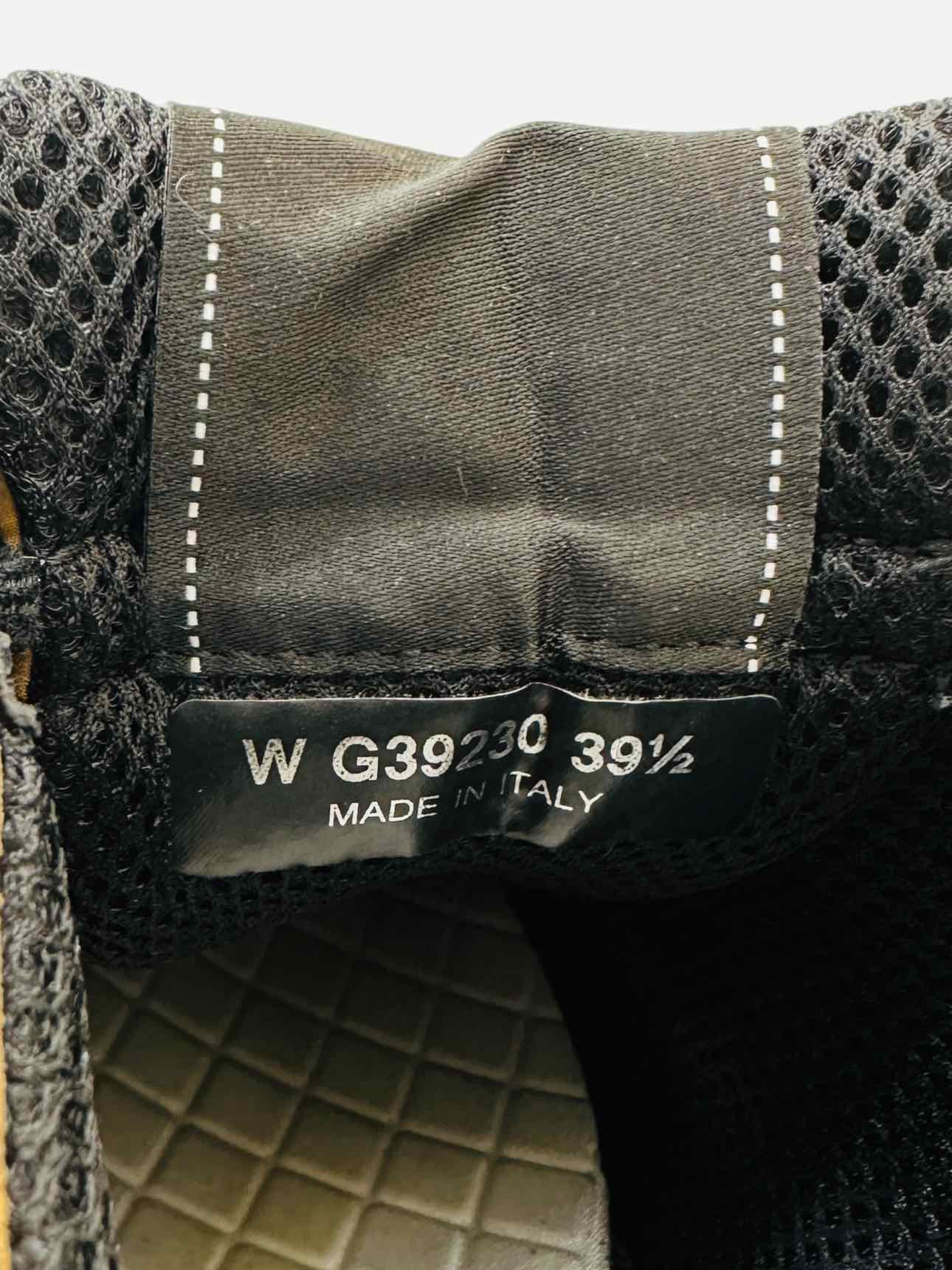 CHANEL Low Top Beige CC Logomania Sneakers