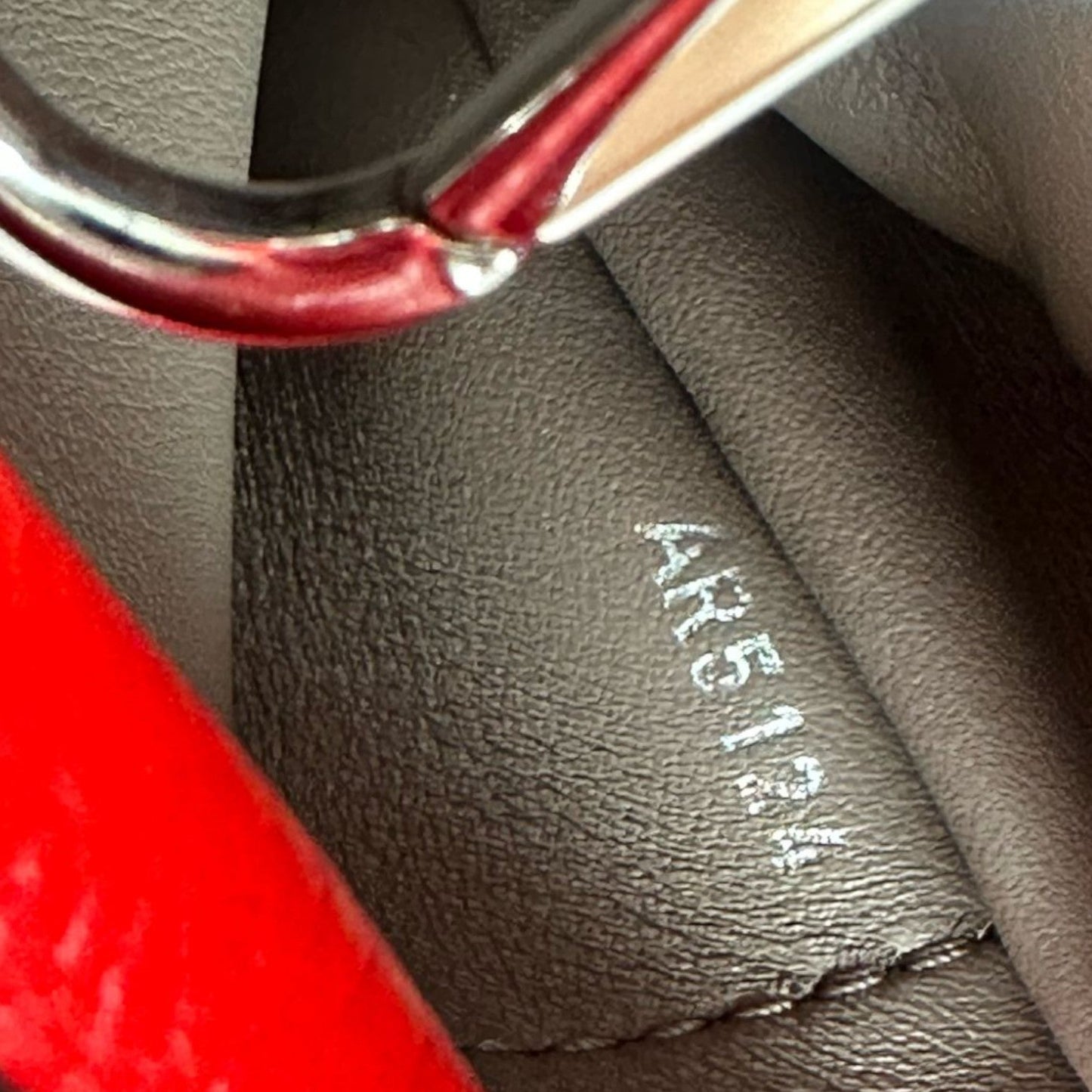 Louis-Vuitton Capucines MM Taurillon Calfskin Red SHW