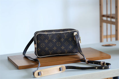 The Franco Shops - Louis Vuittons  - 7804