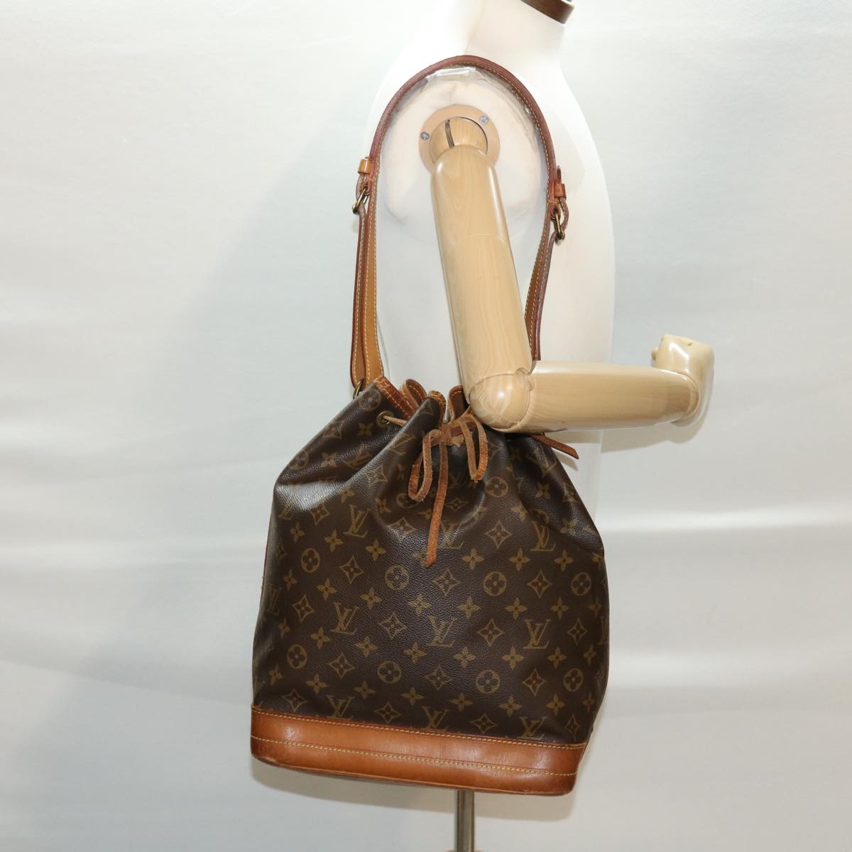 LOUIS VUITTON Monogram Noe Shoulder Bag M42224 LV 40618