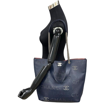 Chanel CC Logo Eyelets Bag  Leather Tote Bag in Good condition