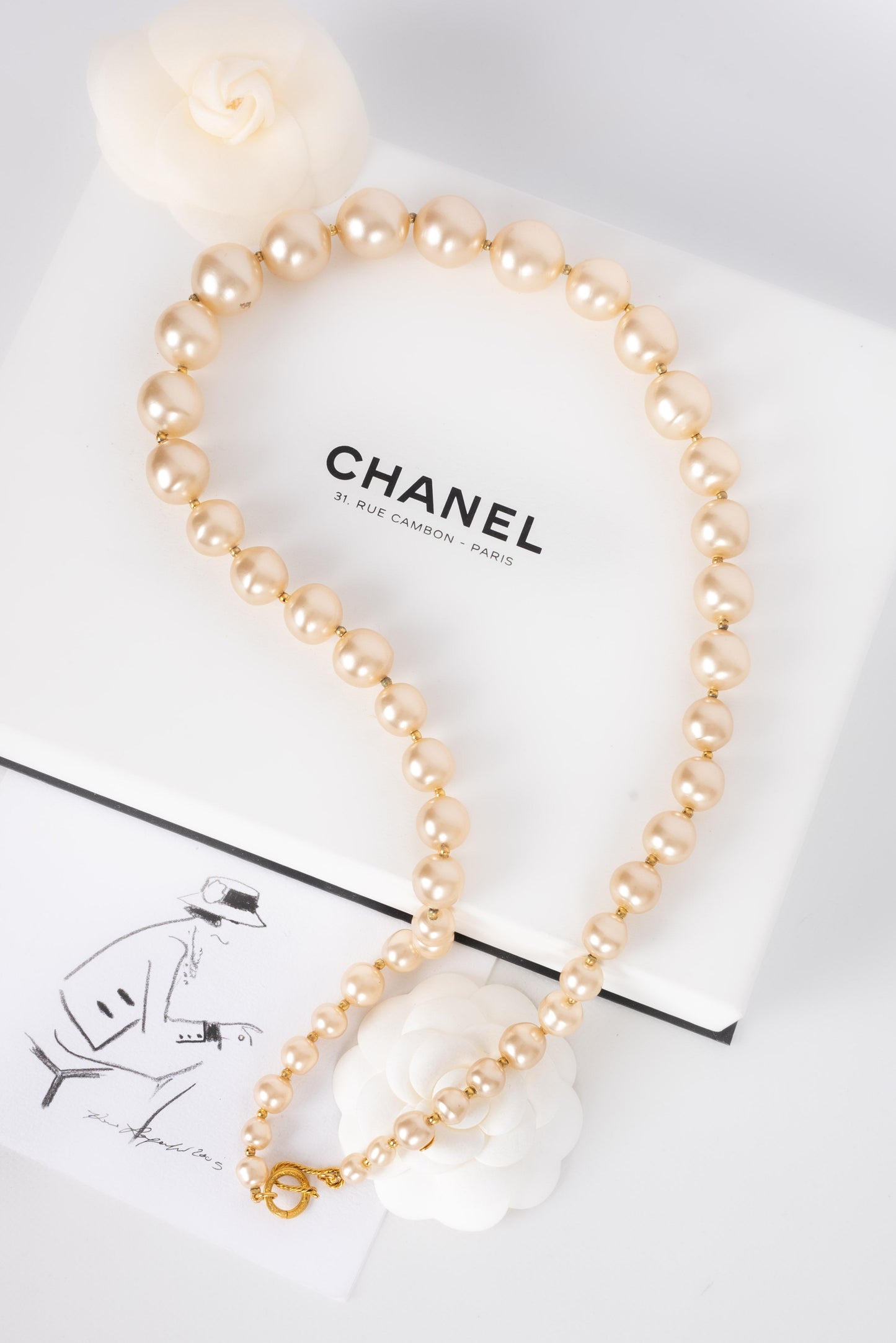 Collier de perles nacr√©es Chanel s
